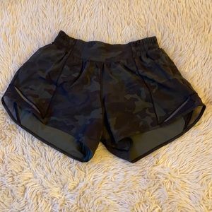 Lululemon camo hotty hot shorts 4”